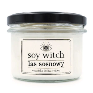 Las sosnowy – świeca sojowa 235 ml – szklany słoik z czarnym wieczkiem i białą etykietą Soy Witch, na białym tle